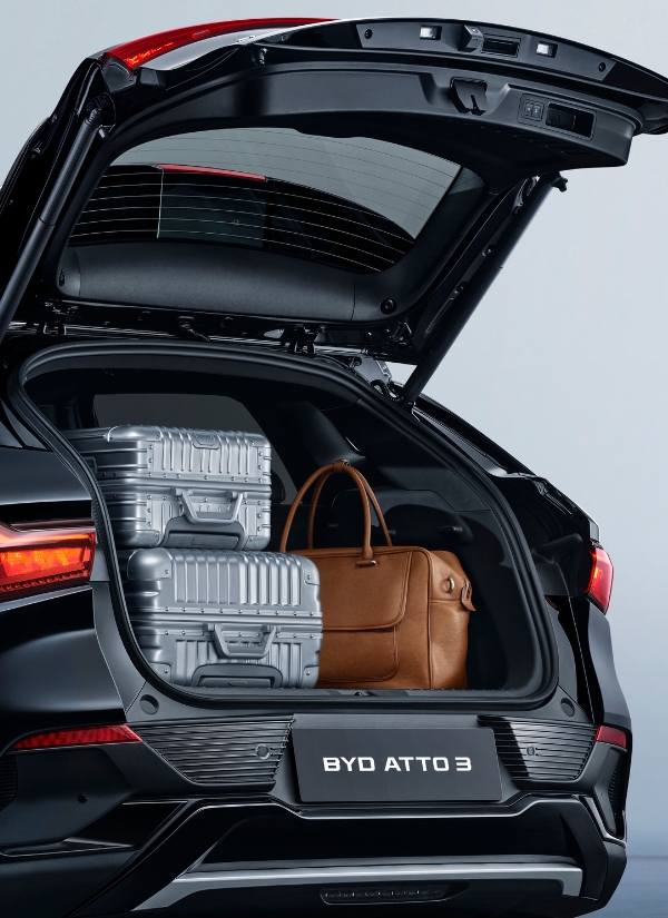 Hơn Thế Nữa Cửa cốp điều khiển một chạm với cảnh báo và phanh khi gặp chướng ngại vật phía sau. Gương chiếu hậu bên điện, có chức năng sưởi ấm, điều chỉnh và gập lại được. Chế độ Cắm trại mới cho phép sử dụng điều hòa khi xe đang tắt và pin còn trên 20% dung lượng.