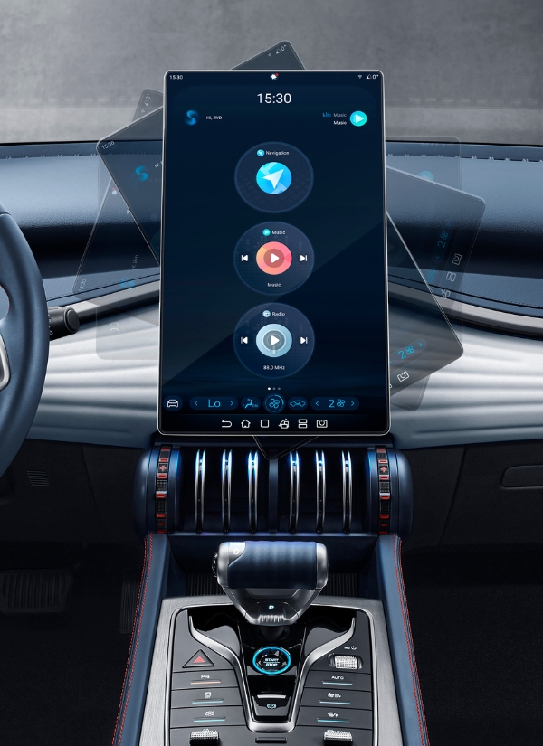 Màn hình xoay 15,6 inch với Apple Carplay® Android Auto™ không dây.