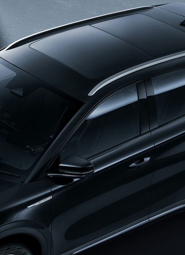 Cửa sổ trời toàn cảnh chỉnh điện, hạn chế kẹt tay.