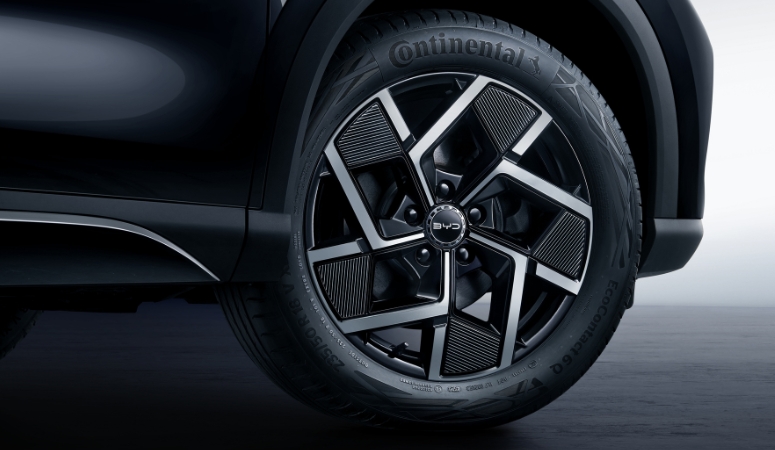 Tất Cả Trong Một Cảnh báo lệch làn, điều khiển hành trình thông minh với hệ thống ABS và kiểm soát lực kéo. Âm thanh tích hợp, kết nối điện thoại, ACC và màn hình hiển thị đa chức năng trên vô-lăng. Cả hai mẫu xe đều đi kèm lốp Continental tiêu chuẩn ngay bây giờ.