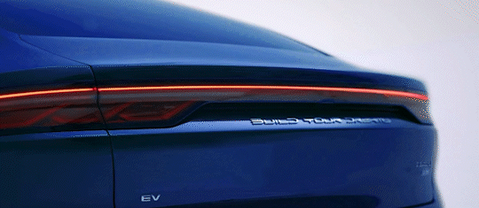 Đèn hậu lấy cảm hứng từ vuốt rồng Lấy cảm hứng từ văn hoá Á Đông, đèn hậu dạng được thiết kế theo hình dáng của vuốt rồng tạo nên sự bắt mắt, bí ẩn và dễ nhận biết.