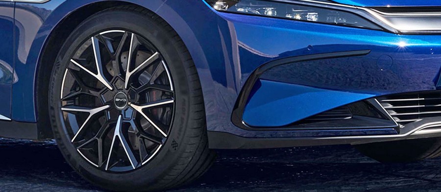 La-zăng thể thao năng động La-zăng hợp kim nhôm hai màu 19 inch với kẹp phanh trước Brembo theo tiêu chuẩn của xe đua.