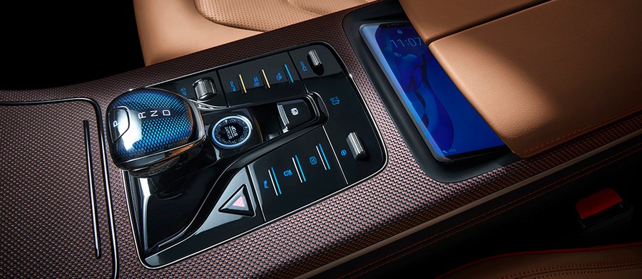 Bảng điều khiển trung tâm hiện đại BYD HAN được trang bị hệ thống DiPilot tiên tiến nhất của BYD, mang đến sự thoải mái nhờ khả năng an toàn vượt trội.