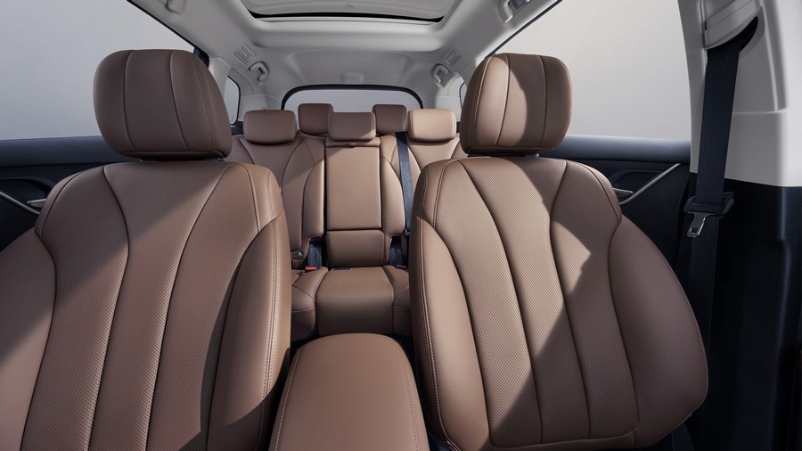 Không gian nội thất rộng rãi với 7 ghế ngồi Cấu hình 7 ghế mang đến trải nghiệm thoải mái tối đa cho những chuyến đi cùng gia đình hay công việc.