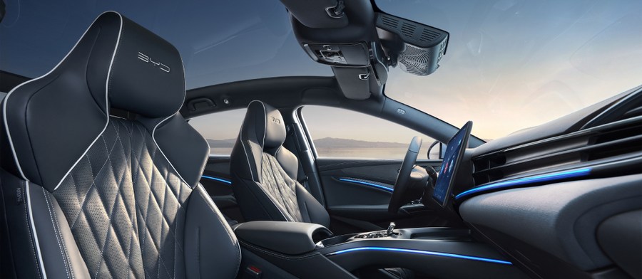 Ghế ngồi phong cách thể thao Ghế ngồi được thiết kế theo nguyên tắc công thái học để tối đa hóa sự thoải mái khi sử dụng. Ghế điều chỉnh điện mang đến một chuyến đi thú vị hơn.