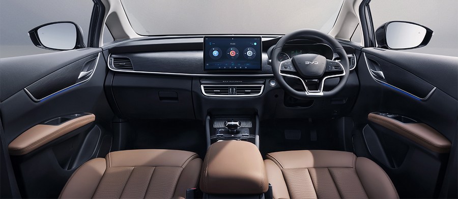 Nội thất BYD M6 kết hợp giữa yếu tố thẩm mỹ và kỹ thuật đầy khéo léo, nâng tầm không gian bên trong xe lên một đẳng cấp mới của sự sang trọng và tinh tế.