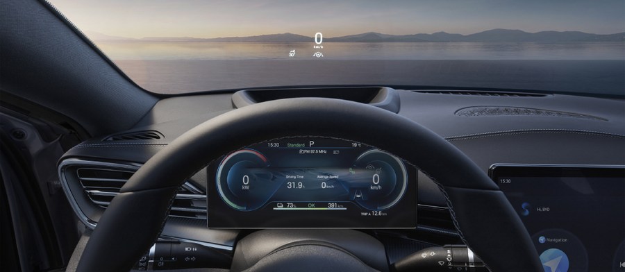 Hiển thị kính lái W-HUD Trang bị giúp người dùng tập trung trải nghiệm lái xe, tất cả thông tin hiển thị rõ ràng trên kính lái mà không cần phải chuyển mắt sang màn hình. Nội dung hiển thị có thể được tùy chỉnh để mang lại cảm giác tối ưu công nghệ.