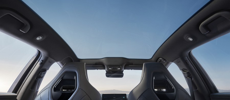 Cửa sổ trời toàn cảnh Tận hưởng vẻ đẹp thiên nhiên với cửa sổ trời toàn cảnh rộng lớn. Cảm nhận sự tự do của bầu trời rộng mở và tận hưởng ánh sáng tự nhiên tràn ngập bên trong xe của bạn.