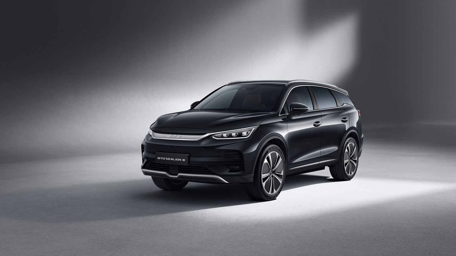 Sự hài hòa giữa phong cách và sức mạnh Rồng tượng trưng cho sức mạnh và những điều tốt lành. Nhà thiết kế chính của BYD - Wolfgang Egger, đã lãnh đạo một nhóm thiết kế đẳng cấp thế giới để đưa những đặc điểm này vào thiết kế của BYD Sealion 8, kết hợp giữa sự khéo léo, tính năng động và kiểu dáng thiết kế mạnh mẽ