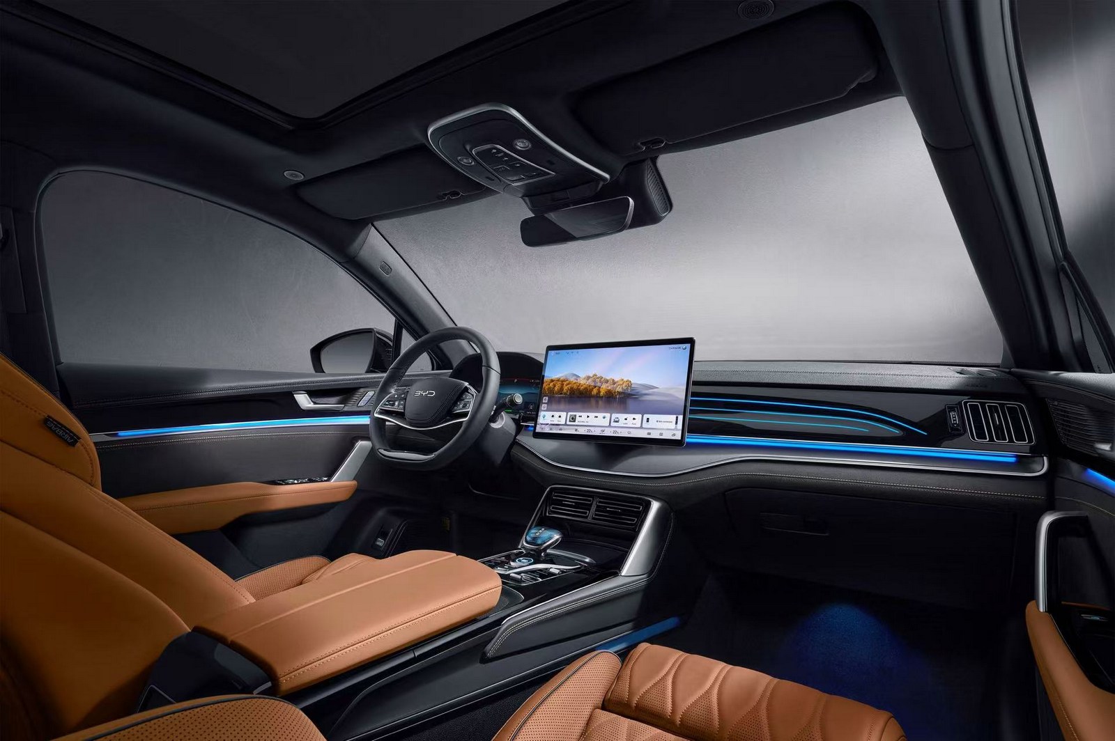 Không gian đáp ứng mọi nhu cầu đa dụng Với 7 chỗ ngồi, Sealion 8 cung cấp không gian chở hàng rộng 1.655L phía sau hàng ghế trước, trong khi hàng ghế sau gập phẳng, chia tỷ lệ 60/40 giúp tăng hệ số linh hoạt để đảm bảo bạn có thể mang theo tất cả các thiết bị của mình trong các chuyến đi.