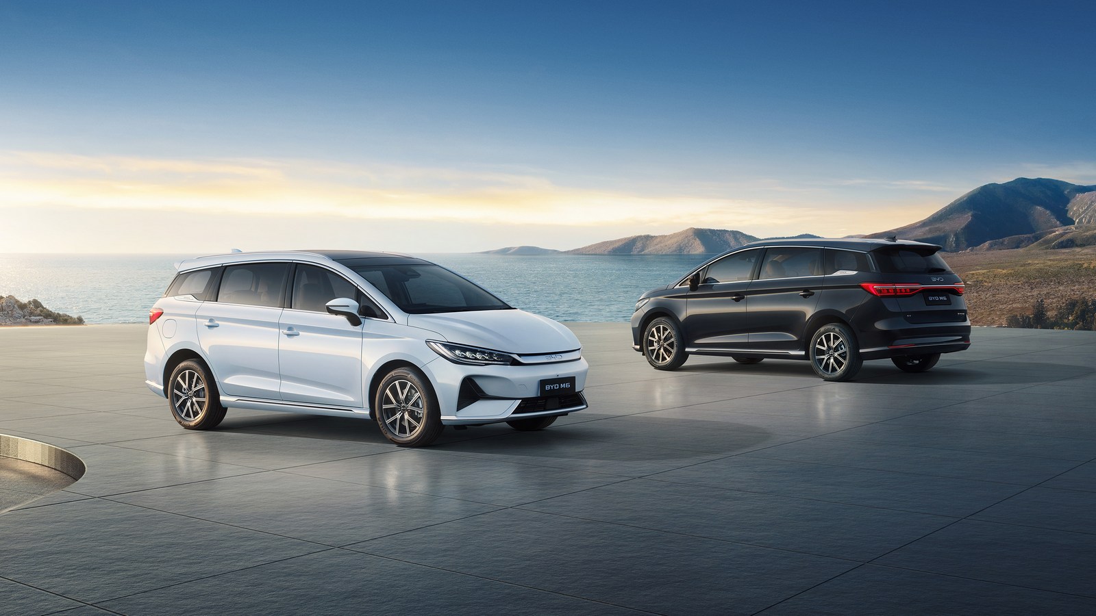 Thiết kế độc nhất kết hợp hiệu suất cùng thiết kế ấn tượng Các hốc hút gió hai bên mang dáng dấp của đôi cánh đầy kiêu hãnh, lấy cảm hứng từ hình ảnh giáp vai, được BYD tinh xảo tạo hình và hoàn thiện với độ chính xác tuyệt đối. Thiết kế này toát lên sự uy nghi, mạnh mẽ, gợi liên tưởng đến thần thái của loài rồng. Dải crom sáng bóng, ôm trọn một cách thanh lịch, góp phần tạo nên nét sang trọng và tinh tế, phản ánh vẻ đẹp giản đơn nhưng đầy cuốn hút của ngôn ngữ thiết kế thế hệ mới từ BYD với sự chăm chút tỉ mỉ đến từng chi tiết.