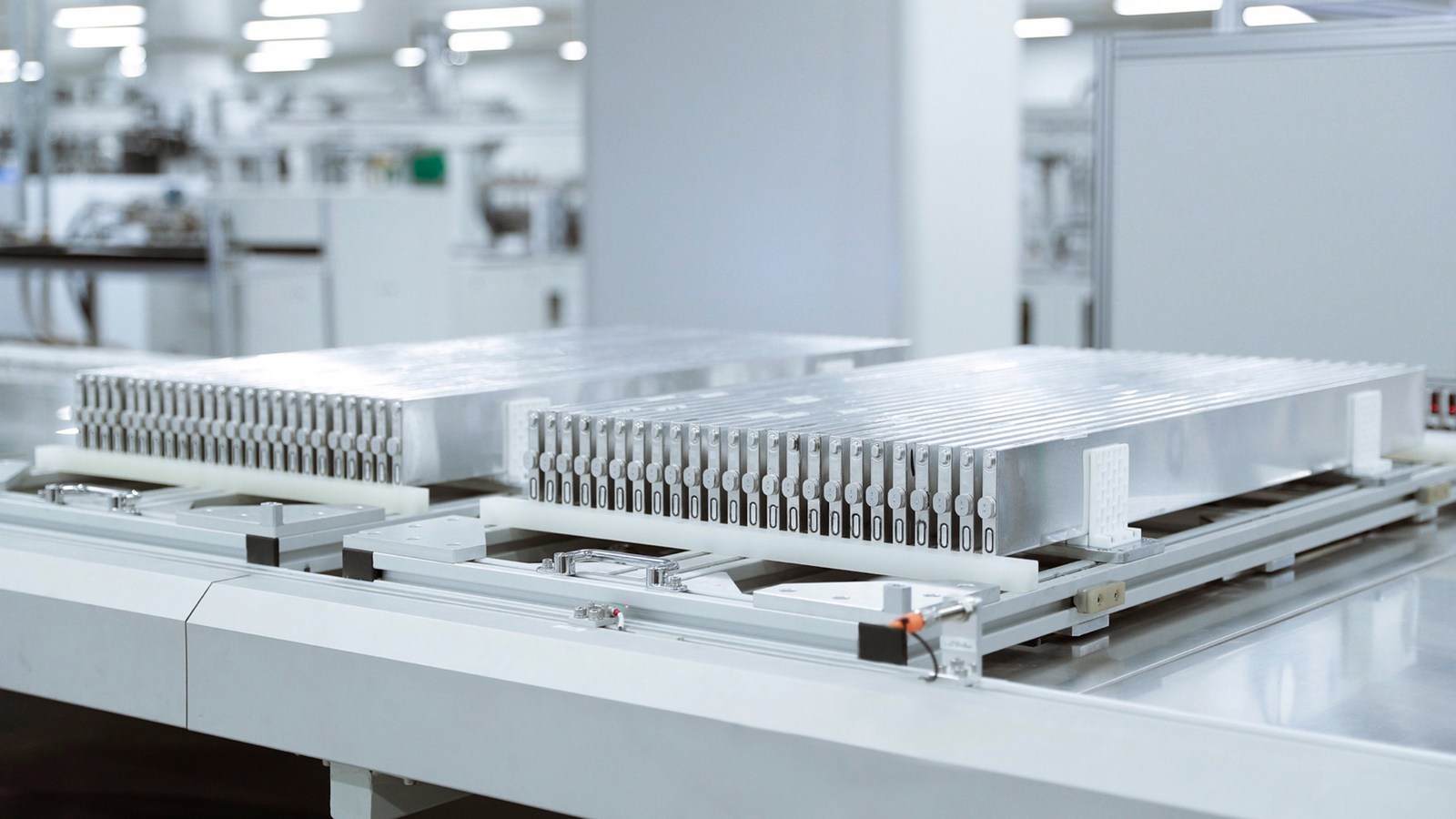 Công nghệ pin Blade cực kỳ an toàn Trong thử nghiệm đâm xuyên, pin Blade đã bị đâm thủng nhưng không bốc khói hay phát lửa, nhiệt độ chỉ dao động từ 30 đến 60°C. Pin Blade cũng vượt qua các điều kiện thử nghiệm khắc nghiệt khác như nén, uốn cong, nung nóng đến 300°C trong lò, và sạc quá mức đến 260% và hoàn toàn không gây ra cháy nổ.