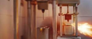 Pin vượt qua bài kiểm tra “đâm xuyên" an toàn Thử nghiệm xuyên đinh được coi là một trong những cách nghiêm ngặt nhất để kiểm tra khả năng thoát nhiệt của pin. Mục đích là để mô phỏng hiện tượng đoản mạch bên trong của pin. Điều này thường xảy ra do các vật kim loại sắc nhọn bên ngoài xuyên qua pin khi xảy ra tai nạn giao thông nghiêm trọng. Blade Battery đã vượt qua bài kiểm tra độ xuyên đinh mà không phát ra khói hoặc lửa. Nhiệt độ bề mặt chỉ đạt 30 đến 60°C.