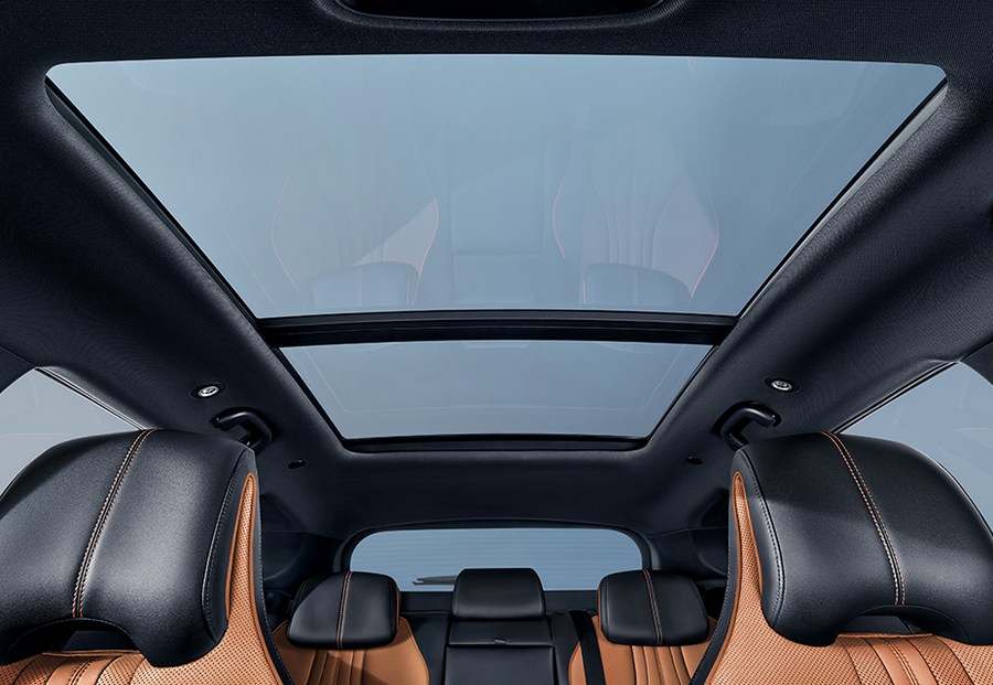 Cửa sổ trời toàn cảnh nhẹ nhàng và thoáng mát Trải nghiệm vẻ đẹp của ánh sáng tự nhiên và sự tự do của thiên nhiên ngoài trời với cửa sổ trời toàn cảnh xe.