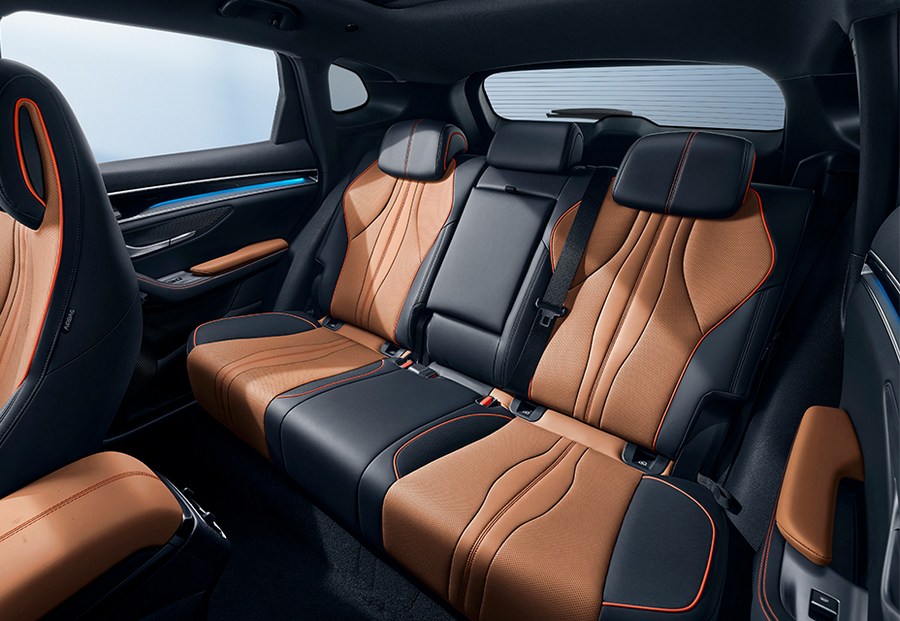 Ghế sau rộng rãi và tiện dụng BYD SEALION 6 có hàng ghế sau rộng rãi với sàn phẳng và chỗ để chân thoải mái, mang đến sự thoải mái và thư giãn cho hành khách trên những hành trình dài. Ghế hỗ trợ càng làm tăng thêm sự thoải mái cho hành khách ngồi ở ghế sau.