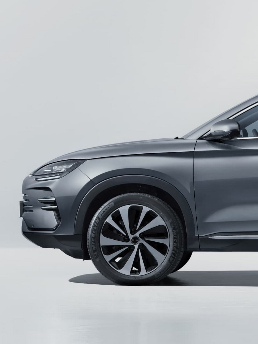 Bộ mâm xe 19-inch phong cách Được trang bị bánh xe khí động học 19 inch, kết hợp hoàn hảo giữa phong cách và hiệu suất. Bộ mâm xe này được chế tác tỉ mỉ nhằm tăng tính thẩm mỹ cho SEALION 6 đồng thời giảm lực cản, mang lại trải nghiệm lái xe mượt mà và đẳng cấp.