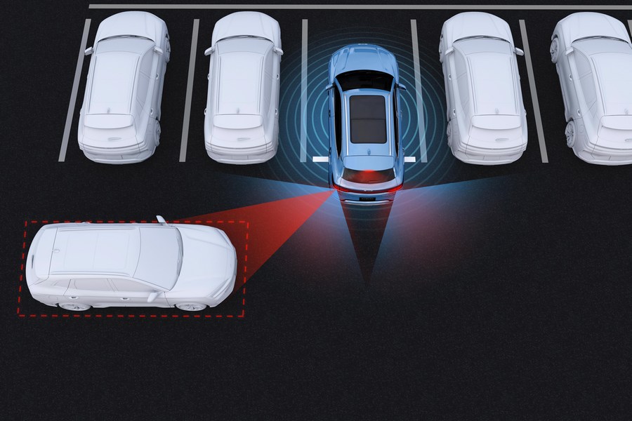 Cảnh báo phương tiện cắt ngang phía sau (RCTA) và Phanh phương tiện cắt ngang phía sau (RCTB) Khi lùi, radar sóng milimét góc sau sẽ theo dõi những người tham gia giao thông khác đang tiến đến phía sau xe theo thời gian thực, phát ra âm thanh cảnh báo hoặc phanh trong trường hợp có khả năng va chạm.