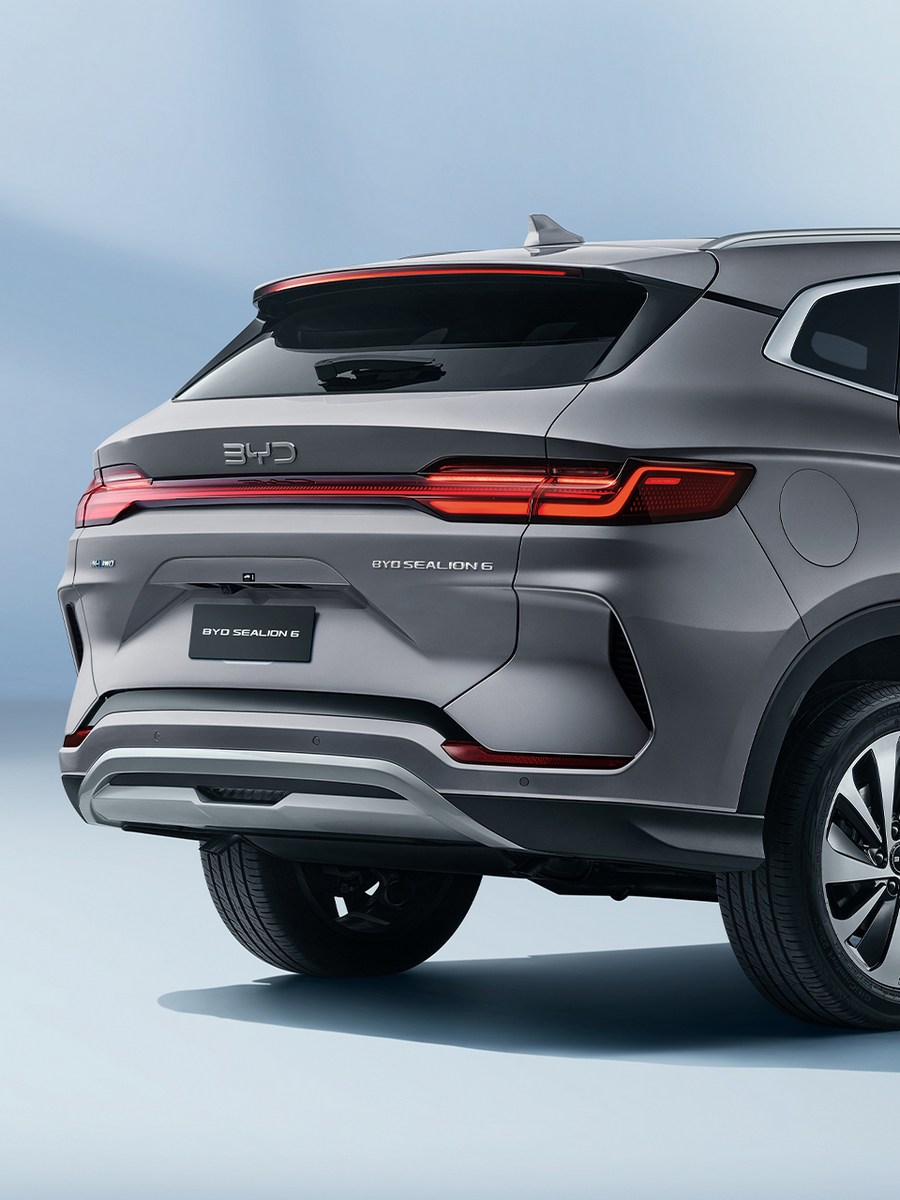 Tỏa sáng rực rỡ hơn Đèn pha của BYD SEALION 6 có thiết kế hình chữ U kép với các cụm đèn xếp lớp, mang lại ánh sáng mạnh mẽ giúp tăng tầm nhìn và trải nghiệm lái xe an toàn hơn. Phần đuôi xe BYD SEALION 6 được thiết kế với đèn hậu theo mẫu hình giọt nước tinh tế và liền mạch, toát lên vẻ thanh lịch.