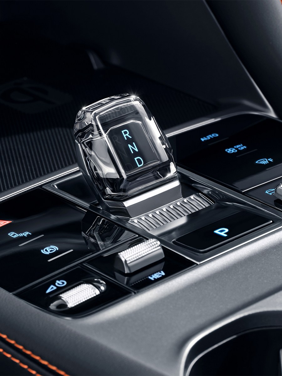 Cần số pha lê quyến rũ Thiết kế nội thất của BYD SEALION 6 lấy cảm hứng từ vẻ đẹp của đại dương, thể hiện rõ ở cần số pha lê quyến rũ. Các nút chức năng bao quanh tính năng tuyệt đẹp này và tăng thêm tính thẩm mỹ tổng thể cho BYD SEALION 6. Nó cũng cung cấp khả năng điều khiển dễ dàng trong tầm tay bạn.