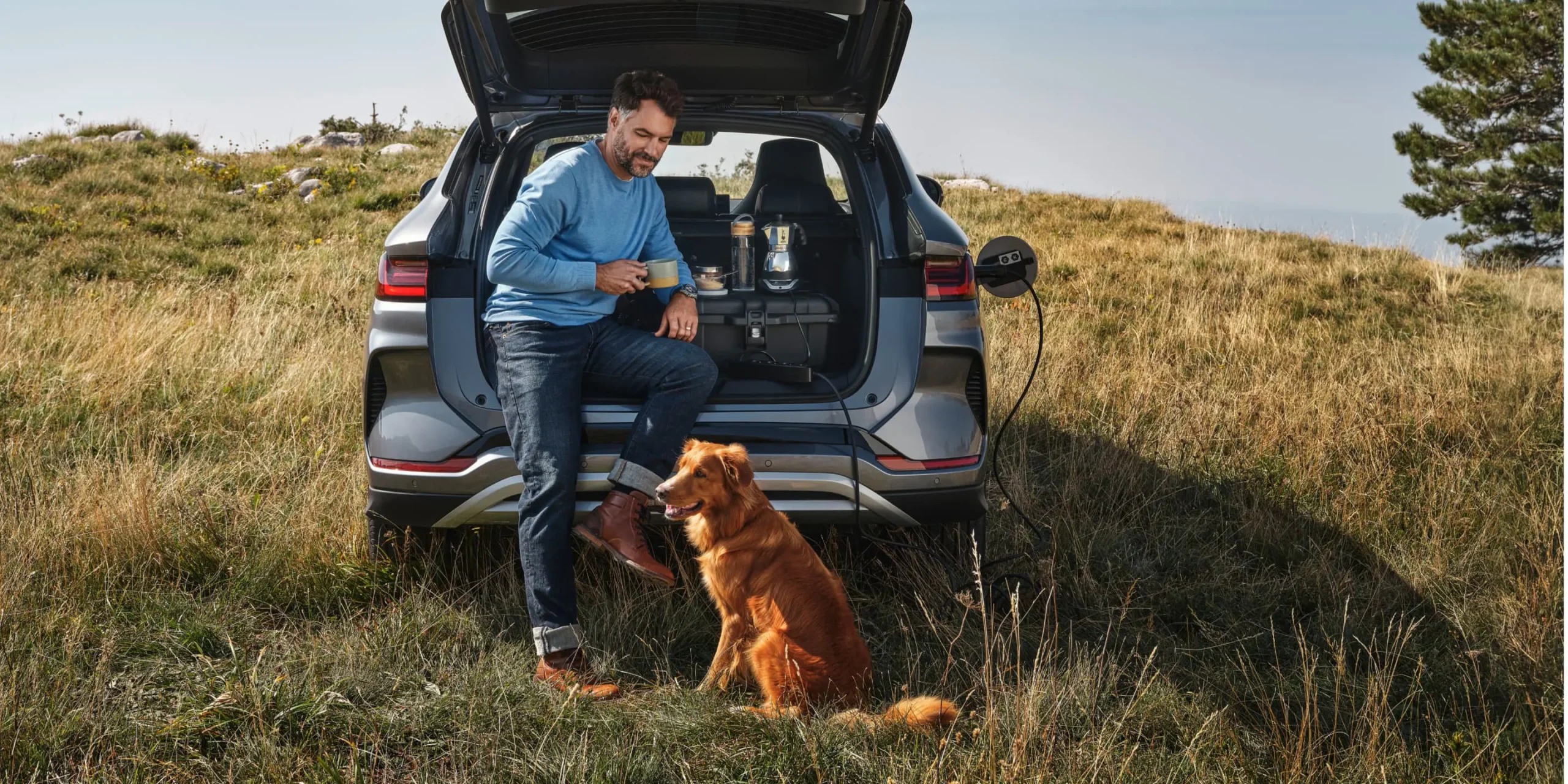 V2L Thắp sáng cuộc sống mỗi ngày Trải nghiệm ngoài trời tuyệt vời với BYD SEALION 6. Chiếc SUV hybrid này có công nghệ Vehicle-to-Load (V2L), cho phép nó biến thành nguồn điện di động. Với BYD SEALION 6, bạn có thể dễ dàng cấp điện cho các thiết bị điện gia dụng bằng cách cắm trực tiếp vào xe. Điều này tương thích với các hoạt động ngoài trời như cấp điện cho bếp nướng điện, rạp chiếu phim ngoài trời hoặc thậm chí là chạy máy tính và máy chơi game. Là một chiếc SUV hybrid, BYD SEALION 6 là chiếc xe hoàn hảo cho cuộc sống gia đình năng động và thích trải nghiệm